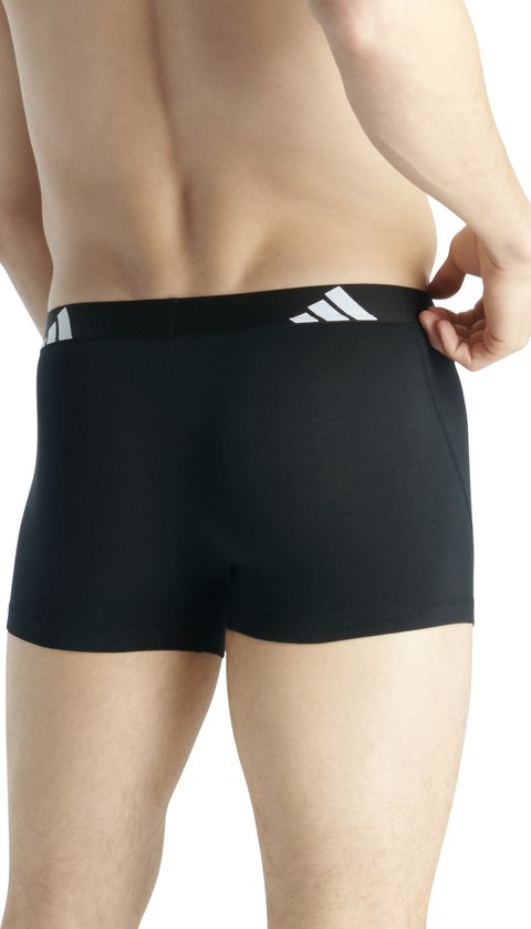 Achterkant van een zwarte boxer met een brede zwarte band met drie witte Adidas-strepen.