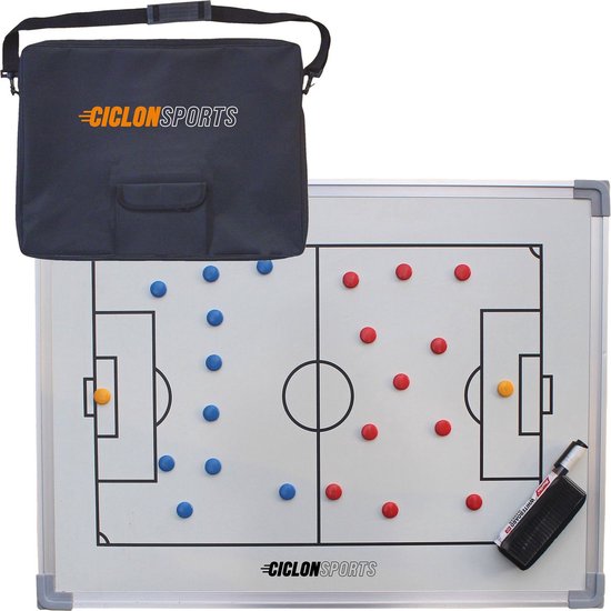 Sac noir Ciclón Sports et tableau tactique de football avec pions rouges et bleus, formation et marqueur de tableau blanc.