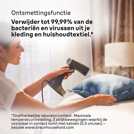 Vrouw gebruikt zwarte Braun kledingstomer om kussen te ontsmetten.