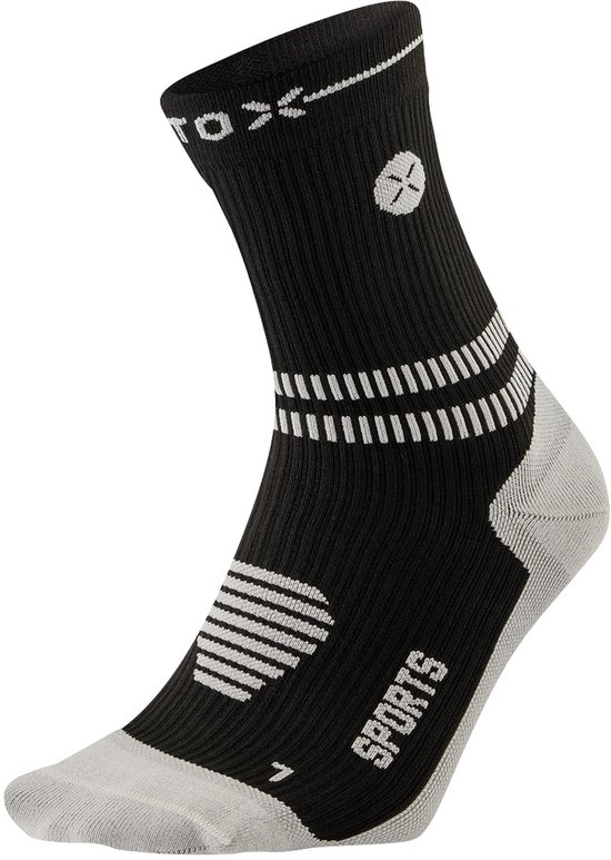 Chaussette de sport noire avec rayures blanches, inscription "SPORTS", et talon/pointe gris.