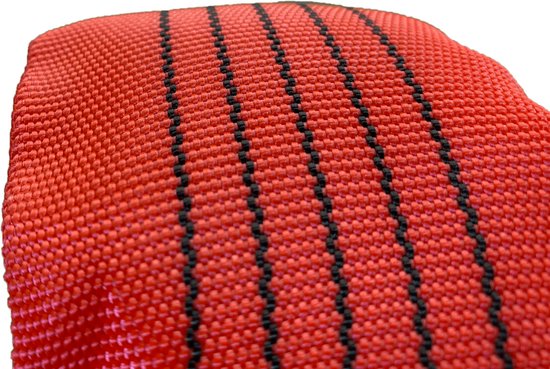 Detailopname van oranje polyester hijsband met zwarte stiknaden.