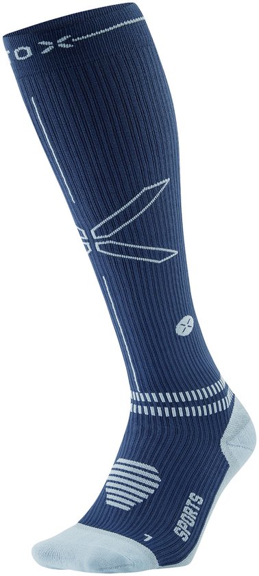 Chaussette de sport bleu marine montant jusqu'au genou avec talon et pointe bleu clair. Rayures blanches, logo et "SPORTS".