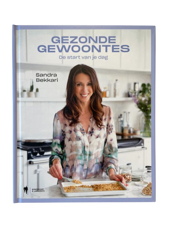 Boek 'Gezonde Gewoontes - De start van je dag' met Sandra Bekkari. Ze staat in de keuken en bereidt ontbijt.