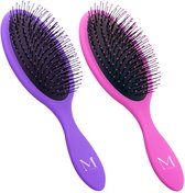 Paarse en roze haarborstels met zwarte pinnen en een 'M' logo op de handgreep.