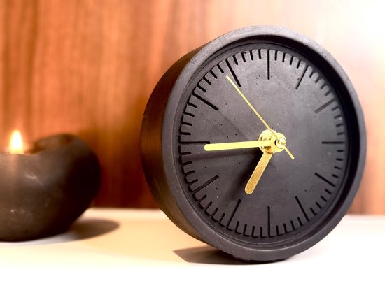 Foto: Echo concrete table clock zwart round shape handmade golden hands minimalist