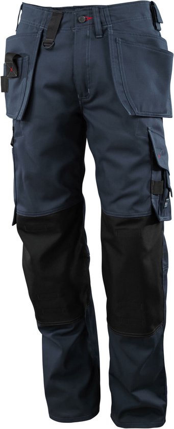 Donkerblauwe werkbroek met zwarte knieverstevigingen, meerdere zakken en gereedschapslussen.
