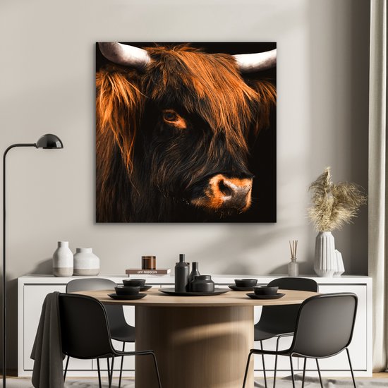 Aluminium schilderij 90x90 cm - Wanddecoratie metaal - Schotse hooglander - Zwart - Koe - Hoorn - Dieren - Metalen muurdecoratie woonkamer - Decoratie industrieel - Foto op dibond - Industriële accessoires slaapkamer