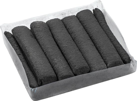 Donkergrijze, cilindervormige brandstofblokjes in een metalen bak, van bovenaf gezien.