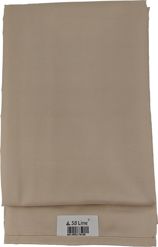 Ondegevouwen lichtbeige tafelkleed met een label van SB Line.