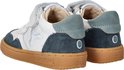 Achterkant van twee witte en blauwe sneakers met klittenband, bruine zool en Shoesme logo.