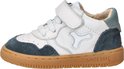 Wit leren sneaker met donkerblauwe suède details en bruine zool. Klittenbandsluiting en veters.