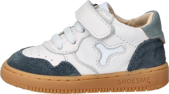 Wit leren sneaker met donkerblauwe suède details en bruine zool. Klittenbandsluiting en veters.