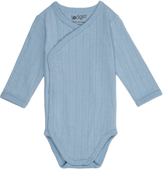 Body bleu clair à manches longues avec fermeture croisée, boutons-pression en bas et motif à côtes verticales.