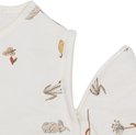 Crème pyjama met rits en een print van konijntjes, vogeltjes en plantjes.