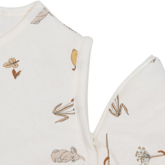 Crème pyjama met rits en een print van konijntjes, vogeltjes en plantjes.