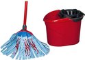 Rode Vileda SuperMocio mop met blauwwitte franjes naast een rode emmer met pers.