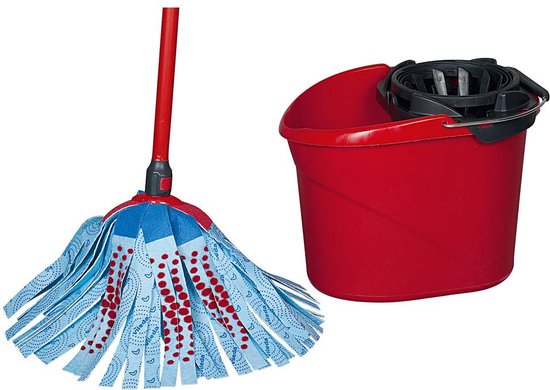 Rode Vileda SuperMocio mop met blauwwitte franjes naast een rode emmer met pers.