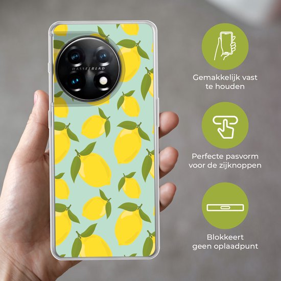 Des mains tiennent une coque de téléphone avec un motif de citrons jaunes sur fond bleu clair.