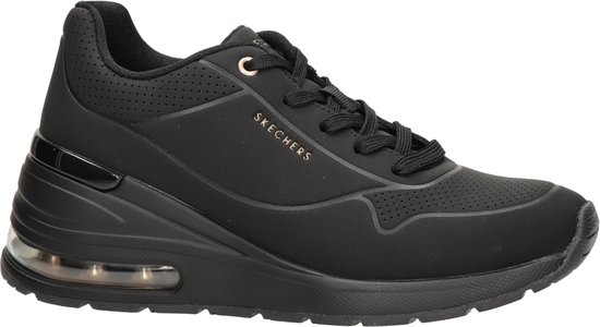 Zwarte Skechers sneaker met gouden 'SKECHERS' logo op de zijkant en perforaties.