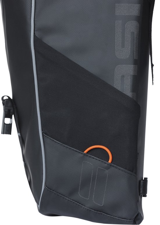 Basil Miles Dubbele Fietstas 34L Zwart/Oranje Waterdicht Tarpaulin Met MIK Adapterplaat Reflecterend Voor E-bike & Fietsvakantie — afbeelding 3