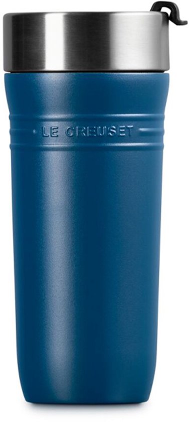 Een diepblauwe Le Creuset dubbelwandige beker met zilverkleurig deksel en logo.