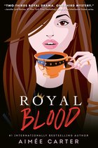 Boekcover van 'Royal Blood' met een vrouw die een kopje thee vasthoudt. Tekst: 'Royal Blood'.