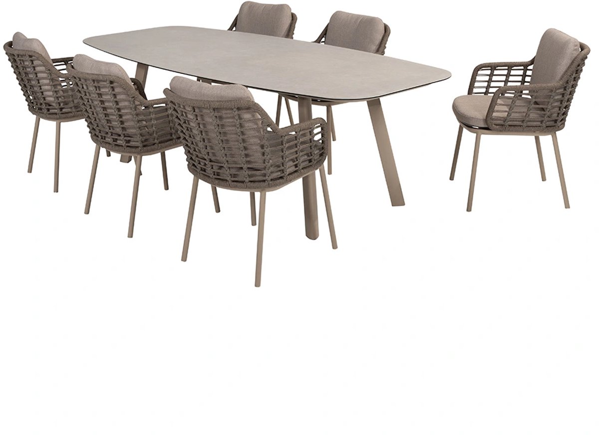 4 Seasons Outdoor Puglia Diningset in stijlvol design met comfortabele zitkussens.
