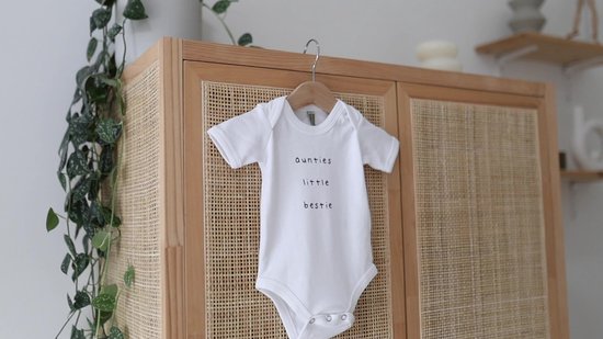 Baby rompertje met tekst - Auntie’s little bestie - Maat 50-56 - Aankondiging zwangerschap - Cadeau - Zwangerschap aankondiging - aankondiging baby - pregnancy announcement