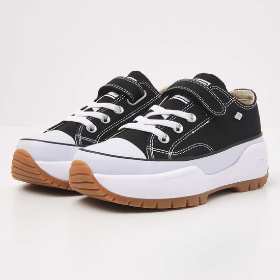 Zwarte lage sneakers van British Knights met klittenbandsluiting, witte stiksels en een witte zool met bruine profielzool.