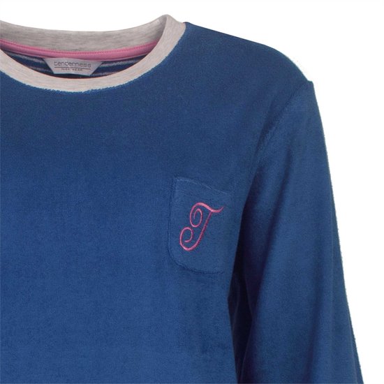 Blauwe pyjamatop van badstof met ronde hals en roze monogram 'T' op borstzakje.