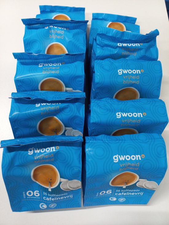 Blauwe verpakkingen met "g'woon vrijheid blijheid" logo en afbeelding van koffie. "36 koffiepads cafeïnevrij 06"