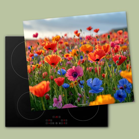Een inductiekookplaat met daarop een beschermmat met een veld vol rode, roze en blauwe klaprozen.