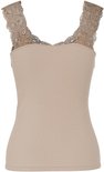 Beige hemd met kanten afwerking langs de schouderbandjes en de bovenrand.
