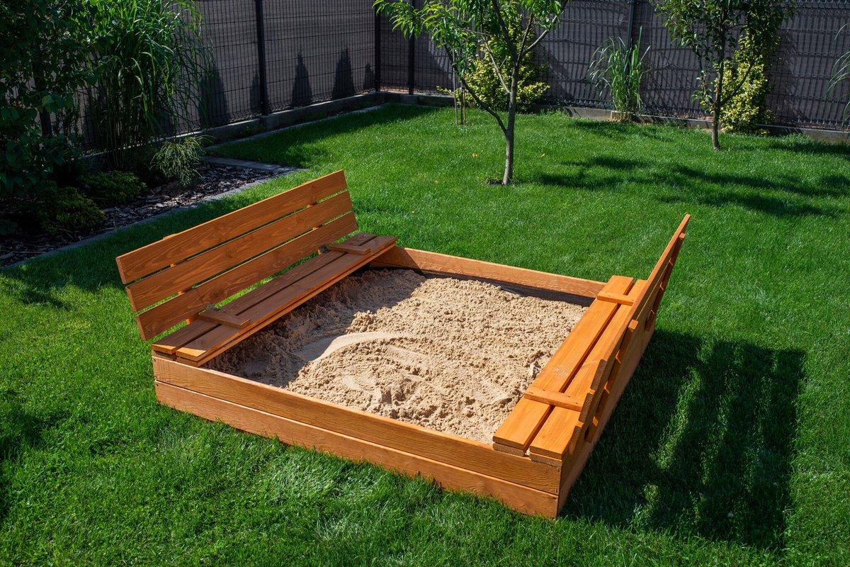 Afsluitbare XL Zandbak met Banken 140x140 cm – Gecertificeerd & Geïmpregneerd Hout | Incl. AFDEKZEIL & GRONDDOEK | Voor 2-3 Kinderen — afbeelding 3