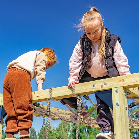Twee kinderen klimmen op een touwnet en houten balken van een speeltoestel.