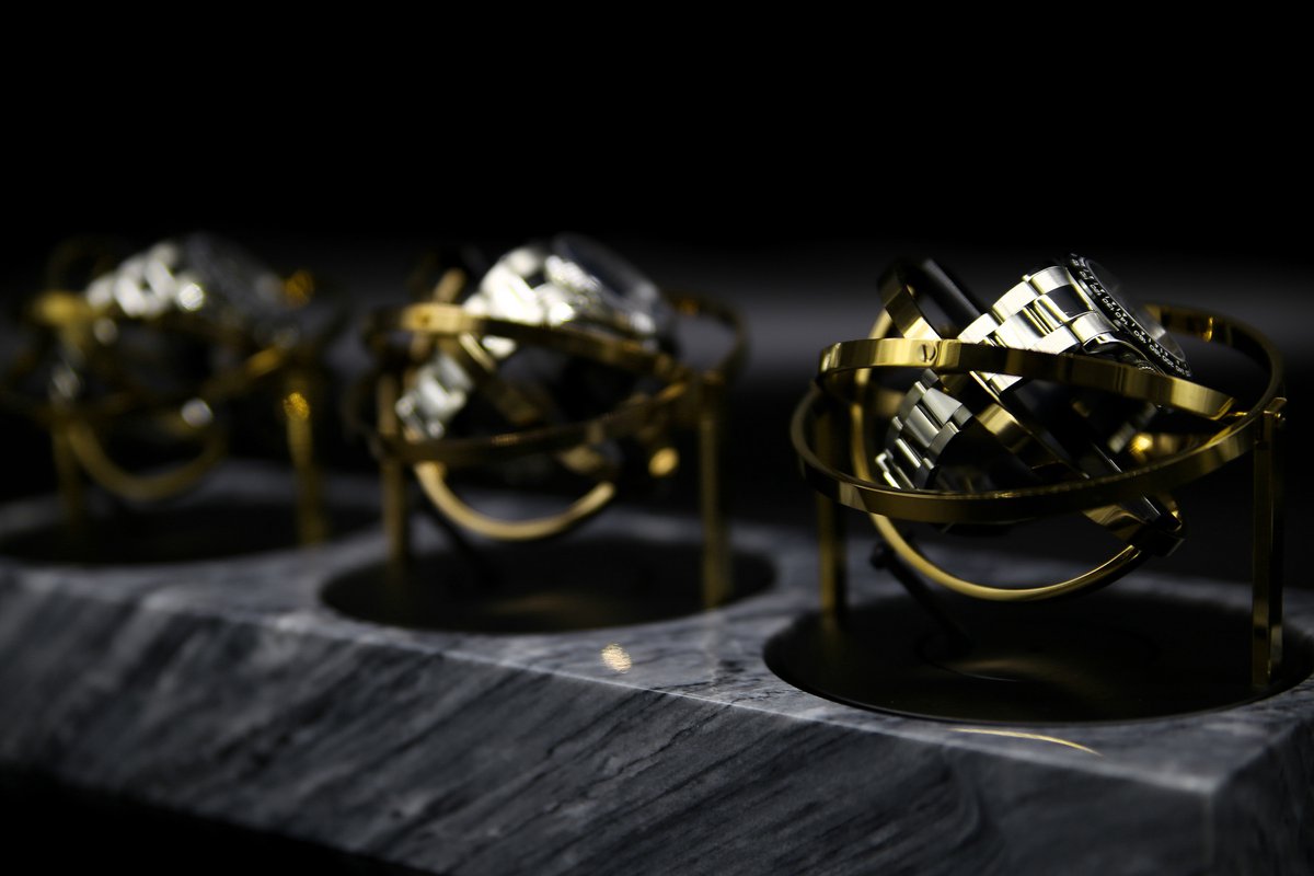 Triple Tourbillon horlogeopwinder in grijs Emperador marmer en goud stalen ringen - Elbrus Horology - Gyrowinder Orbit Watch Winder
