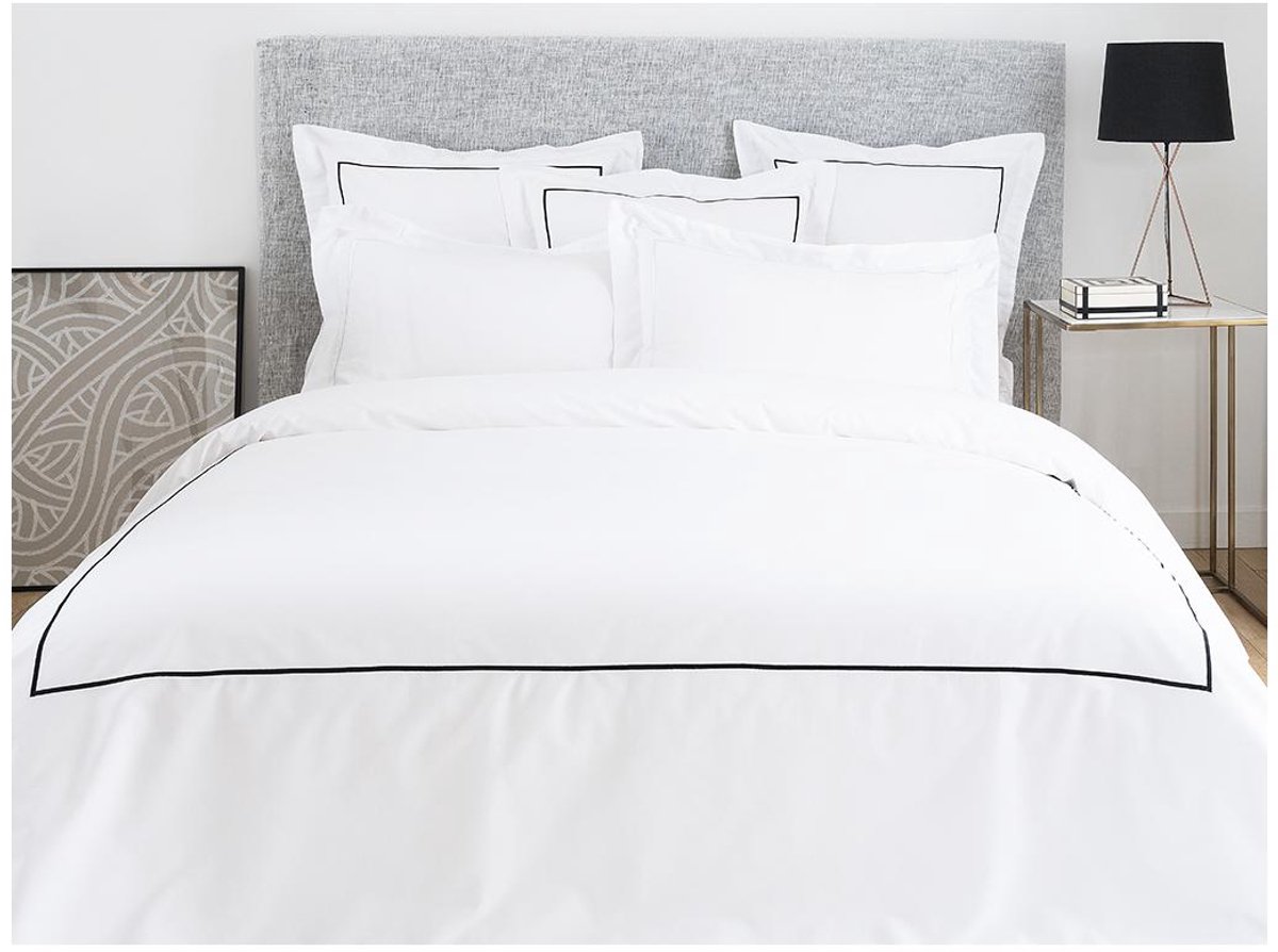 Vente-unique Bedlinnenset in katoenperkal 80 draden/cm² - Dekbedovertrek 220 x 240 cm + 2 kussenslopen - Wit met zwarte boordsteek - CHARMY van PALACIO