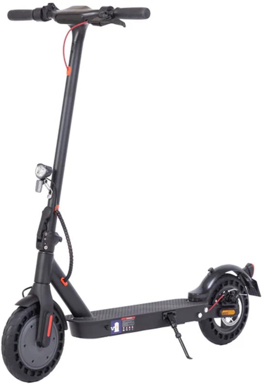 Zwarte elektrische step met rode accenten, op een witte achtergrond.