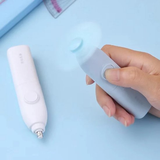 Een blauwe elektrische gum in een hand, naast een witte elektrische gum op een lichtblauwe achtergrond.
