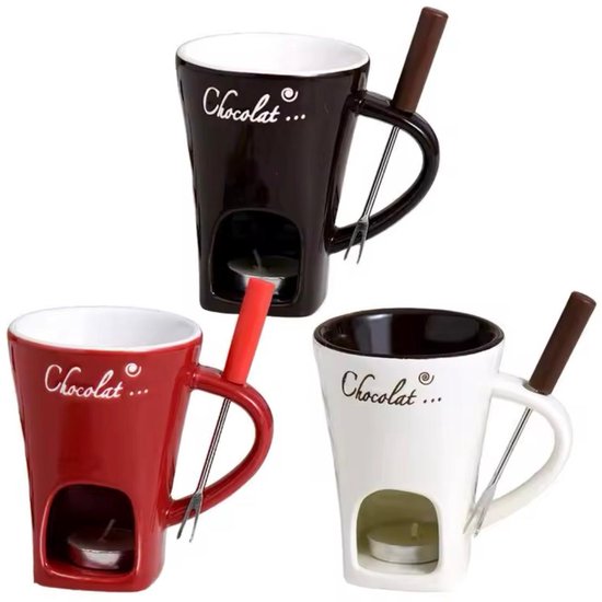 Drie chocolade fondue mokken: een bruine, een rode en een witte. Elke mok heeft 'Chocolat ...' opschrift en een vorkje.