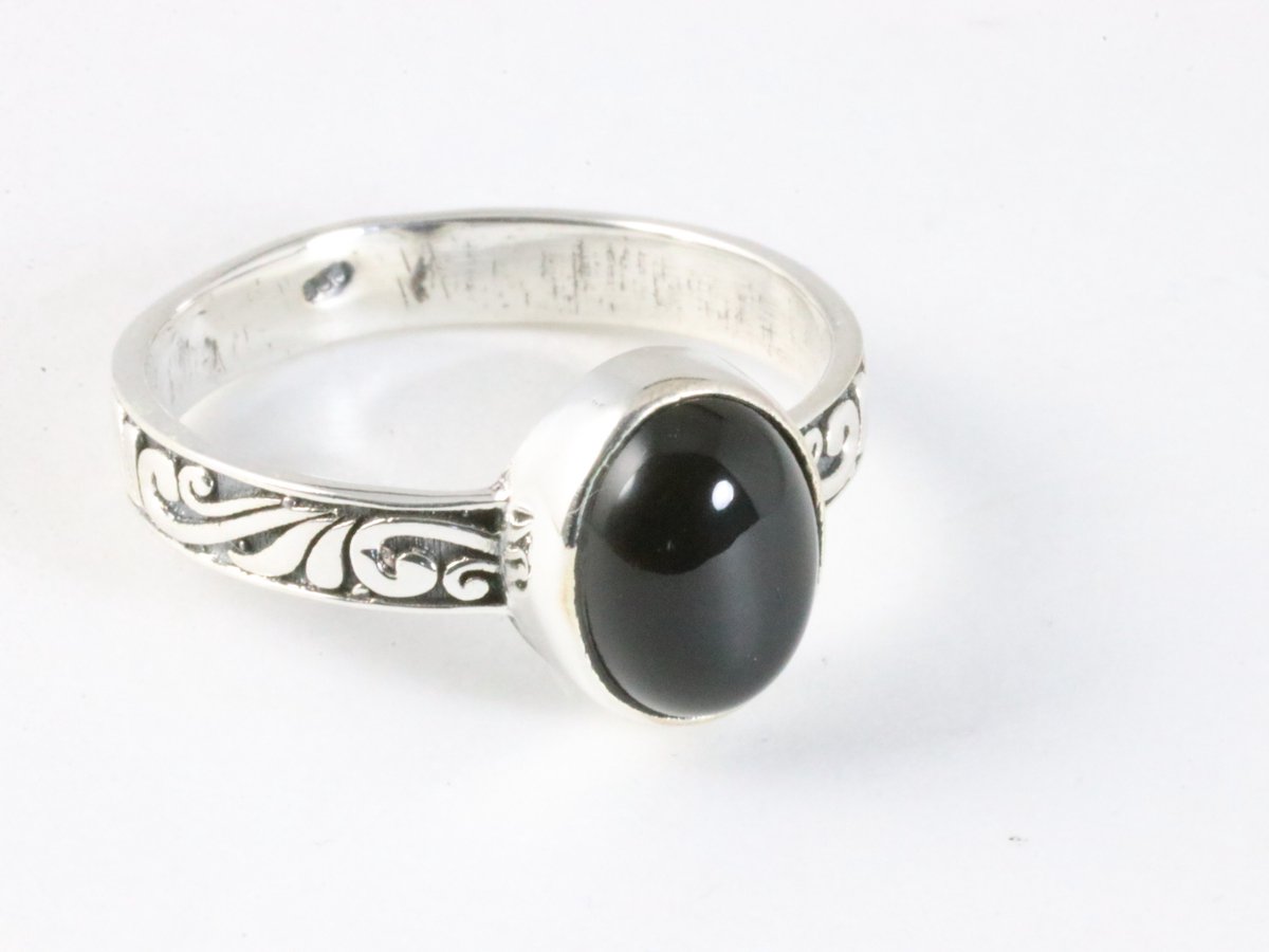 Fijne bewerkte zilveren ring met onyx - maat 18