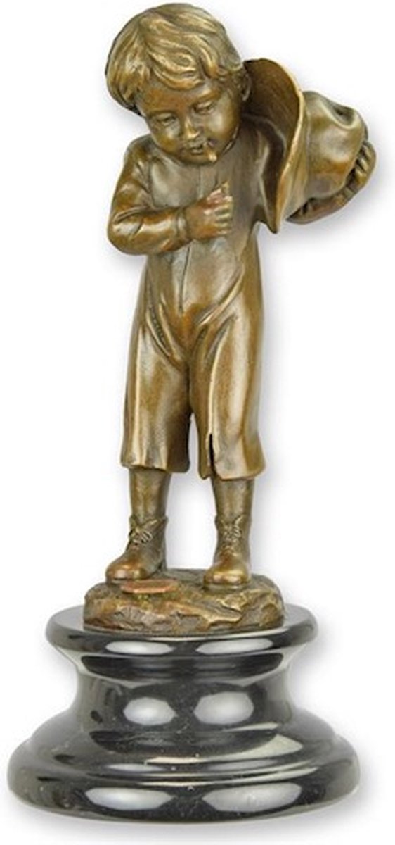 EEN BRONZEN BEELD VAN EEN JONGEN DIE EEN SIGARET OPSTEEKT