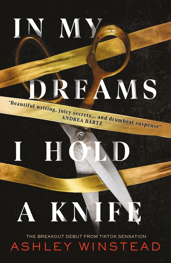 Boekomslag: 'In My Dreams I Hold a Knife' met schaar en gouden lint. 'Mooie schrijfstijl, sappige geheimen... en spannende spanning'