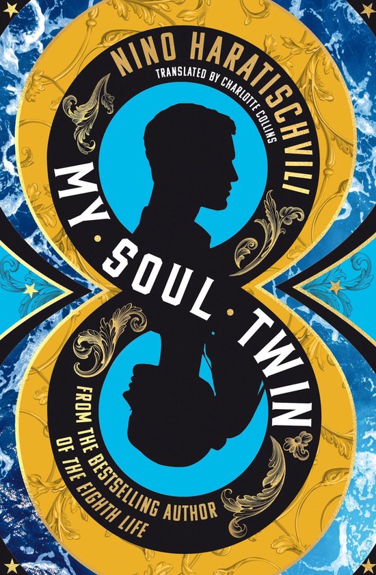 Boekomslag met gouden ornamenten, een blauwe cirkel en silhouetten van twee hoofden. Titel: My Soul Twin.