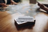 Krachtig Ontwikkelspel; associatiekaarten met  44 werk gerelateerde vragen en foto's. Voor coaching, workshops en trainingen, toepasbaar op individuen en teams.
