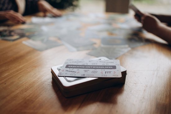 Krachtig Ontwikkelspel; associatiekaarten met  44 werk gerelateerde vragen en foto's. Voor coaching, workshops en trainingen, toepasbaar op individuen en teams.
