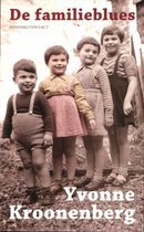 Vier kinderen, waaronder een baby, staan buiten. Titel 'De familieblues' en 'Yvonne Kroonenberg'.