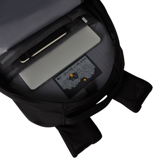Binnenzijde van een zwarte rugzak met laptophoes, notitieboekje en pennenhouder.