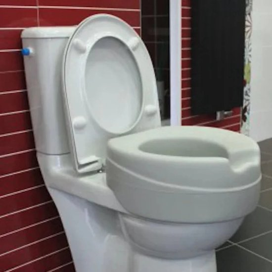 Toiletverhoger op een witte toiletpot met deksel omhoog, tegen een rode betegelde muur.