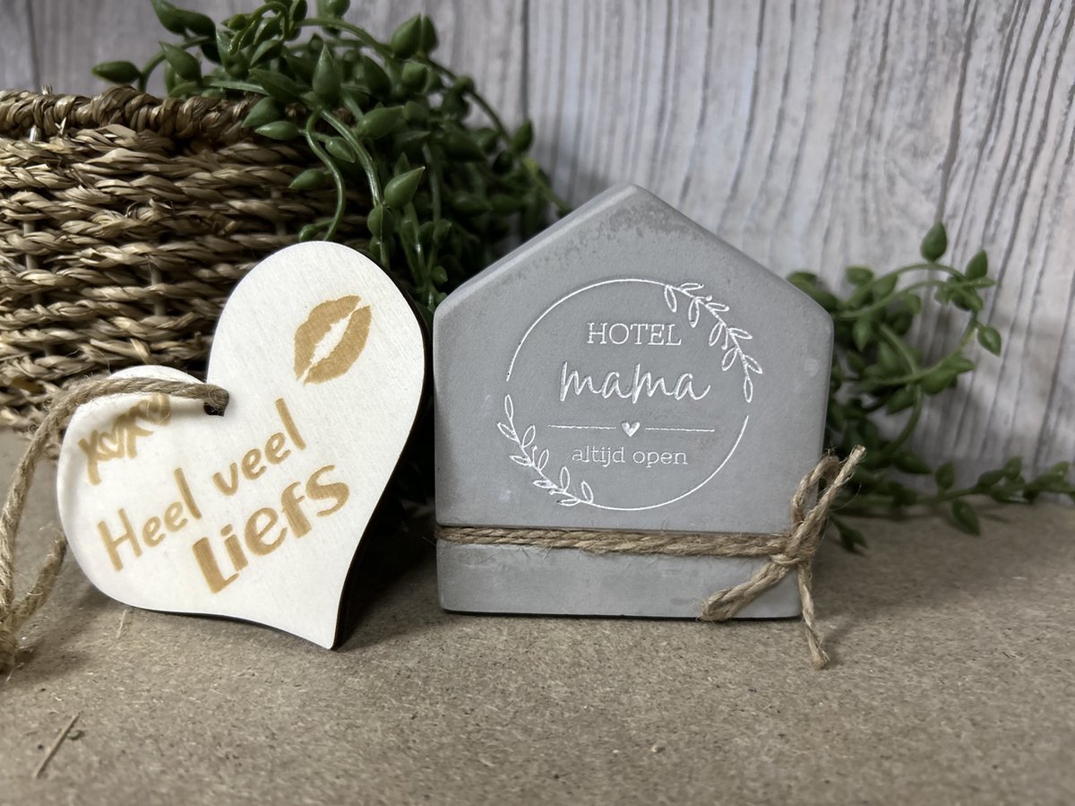 Creaties van Hier – Cement house Mama met houten hartje - 8 cm – Cement